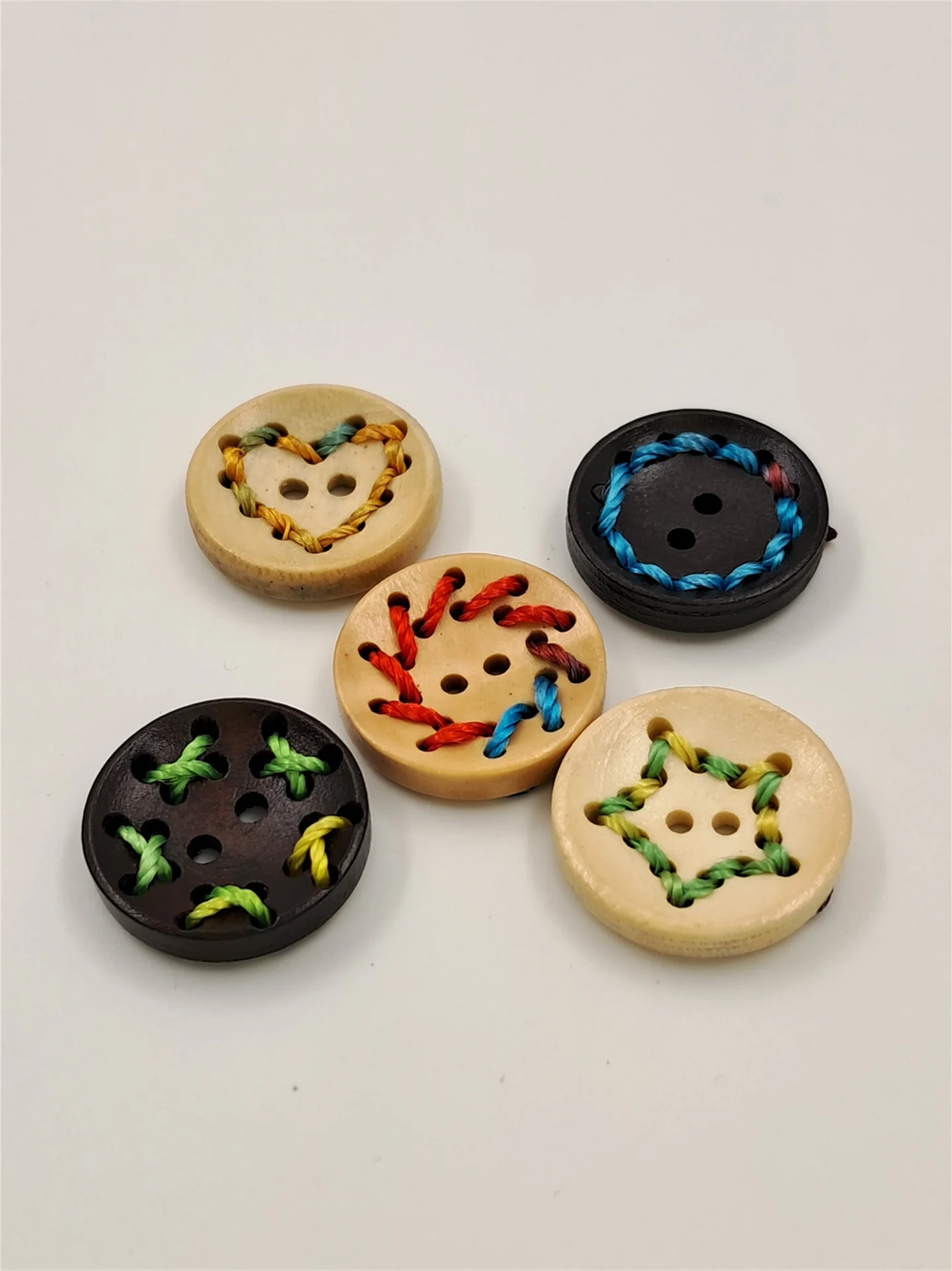Button 22123 Coloured Thread 20mm