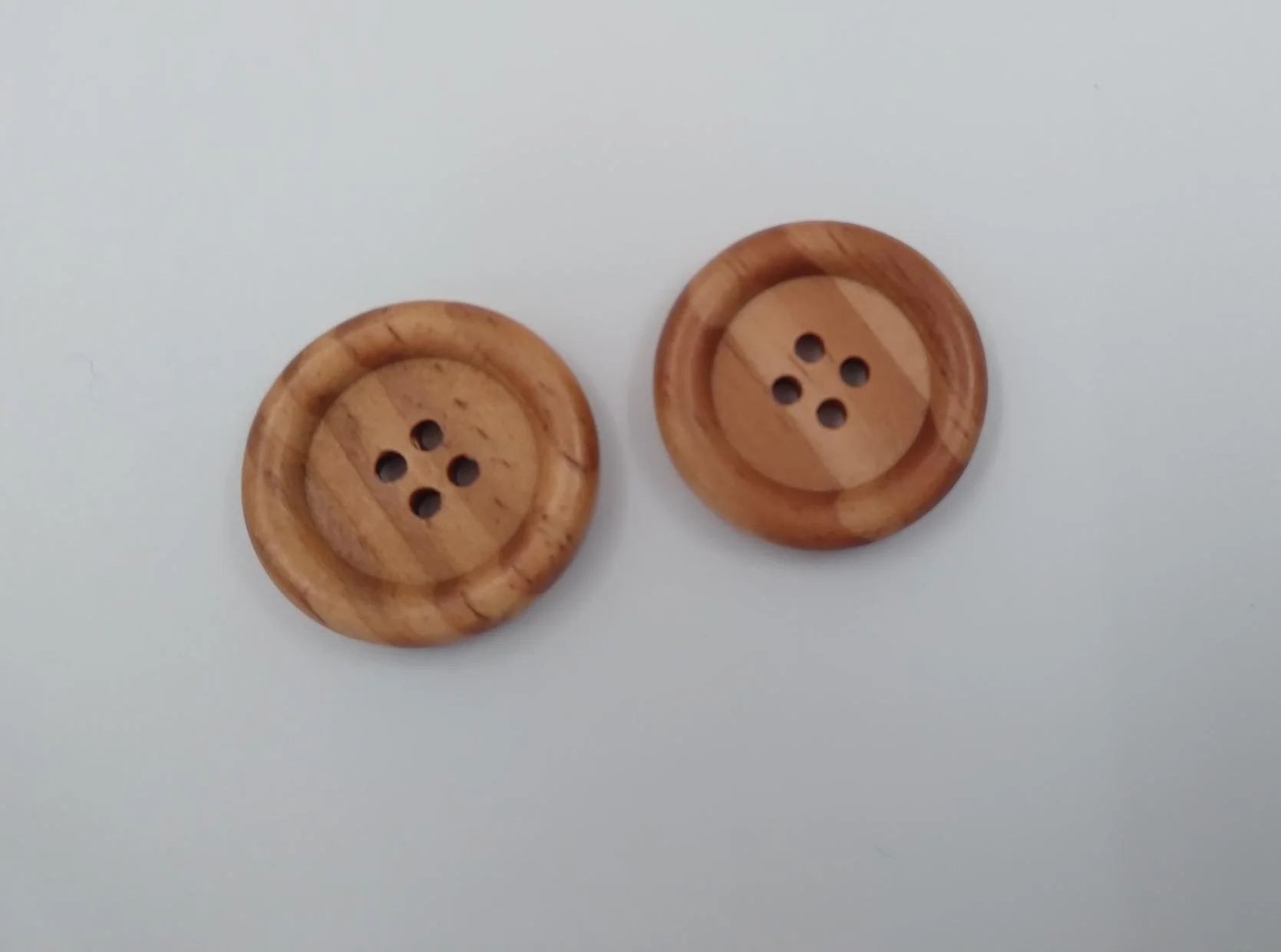 Button 35 Lt Wood 4hole