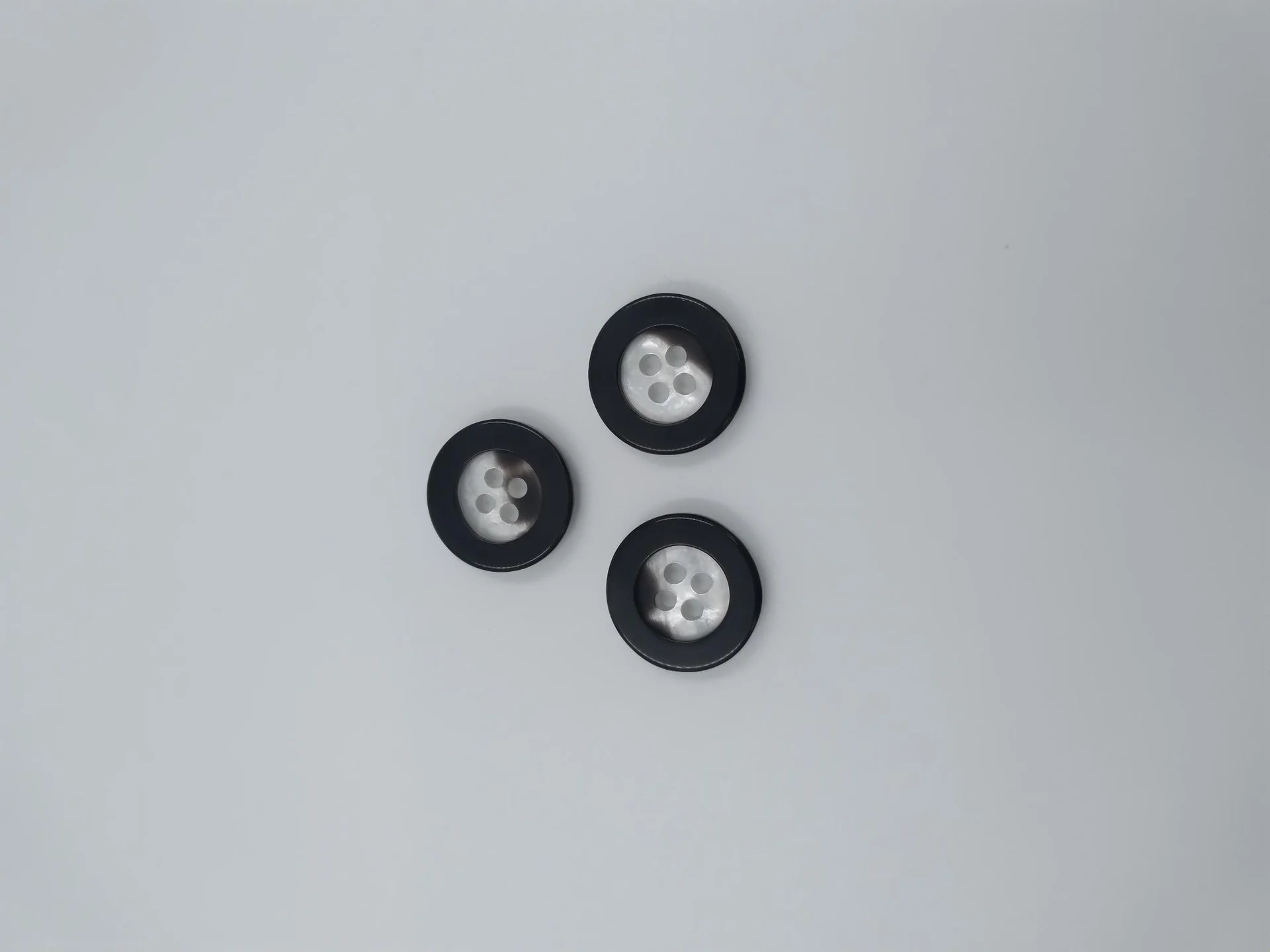 Button SA 74529 28 Blk Two Tone