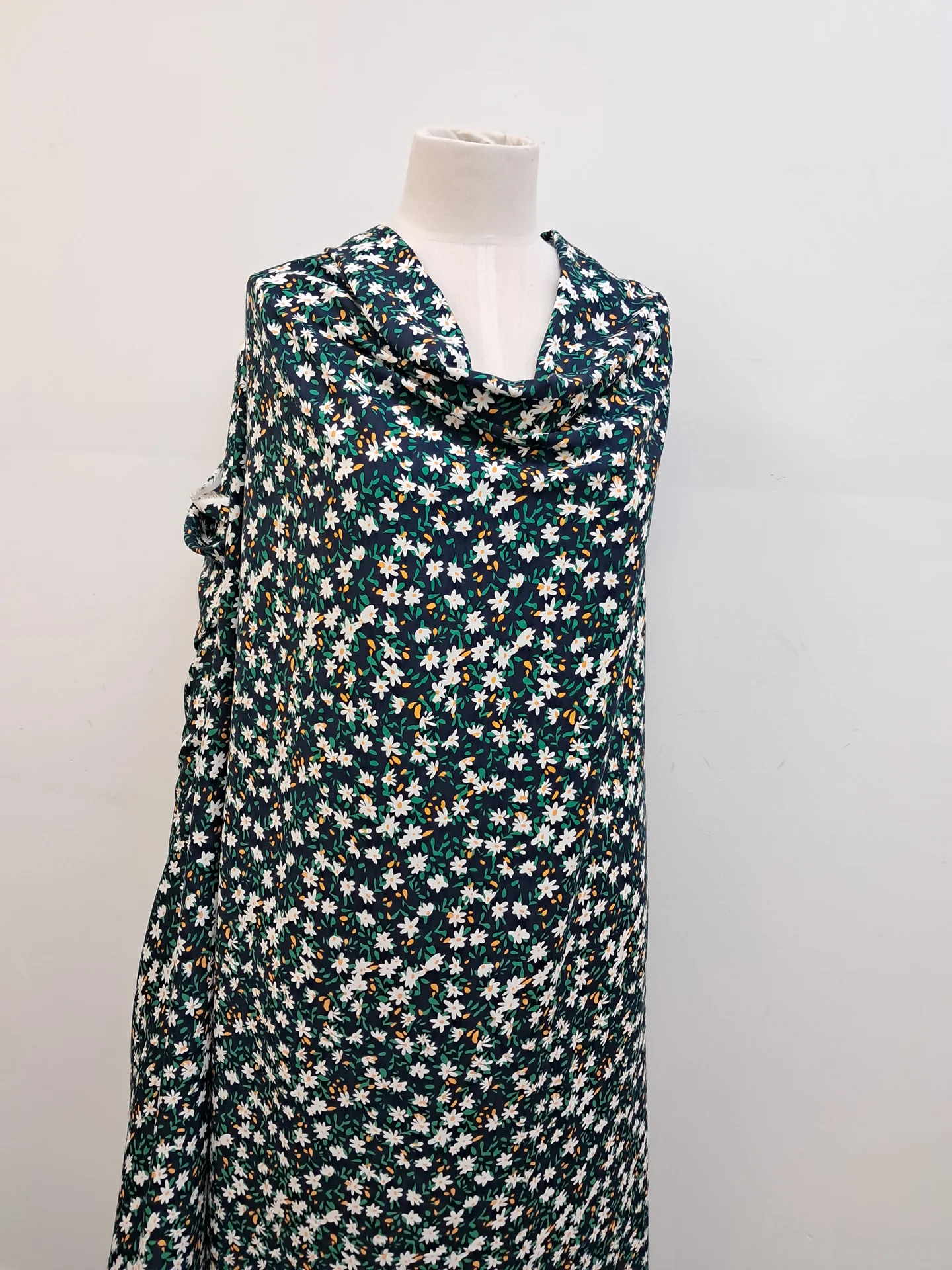 Fabric Crazy Daisy Rayon KB013